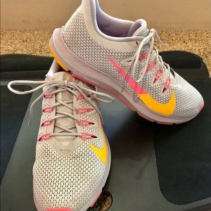 Nike Quest 2 Shoes - Women’s Size 9 - Mint!
